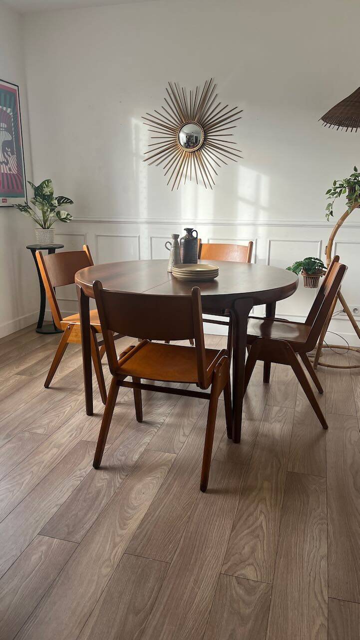 Dining table in rosewood, for 4 to 6 people.
