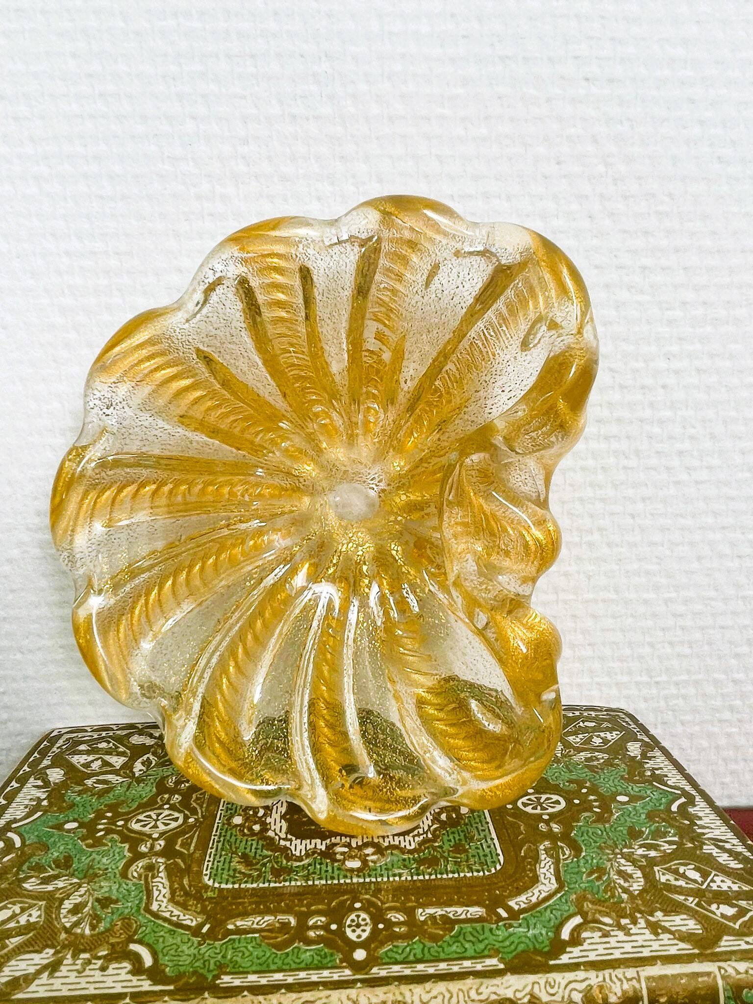 Murano glass scallop bowl in Italy with gold glitter trim