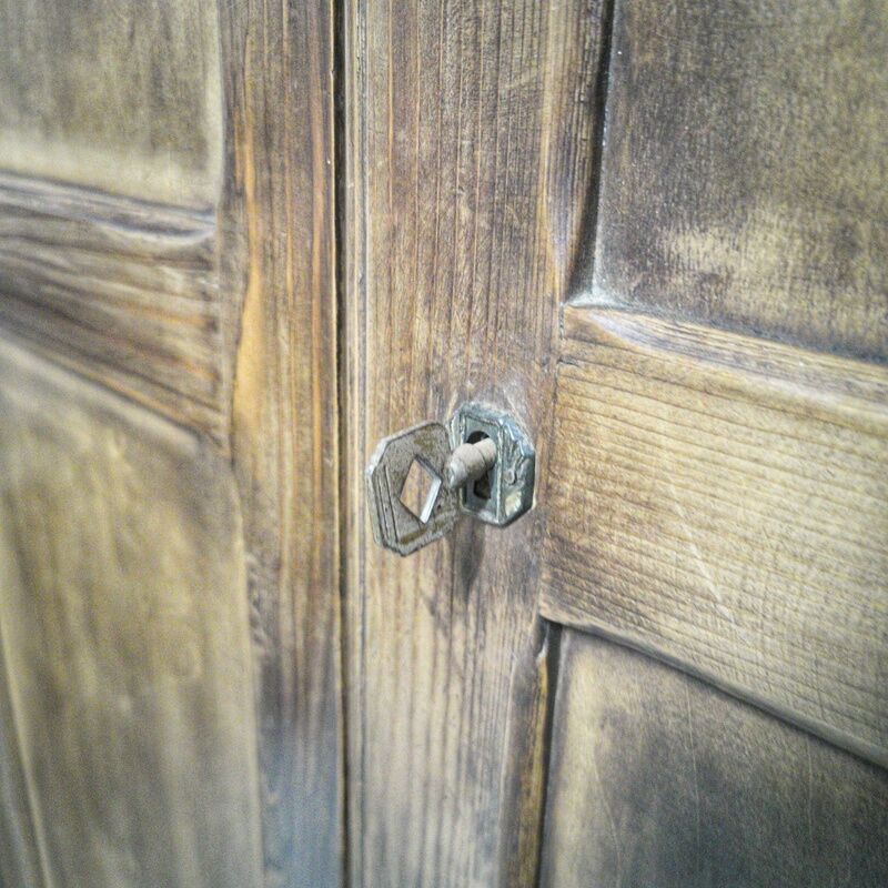 Armoire parisienne