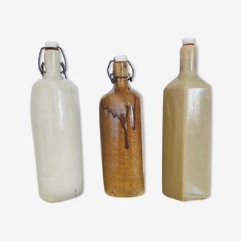 3 bouteilles anciennes en grès