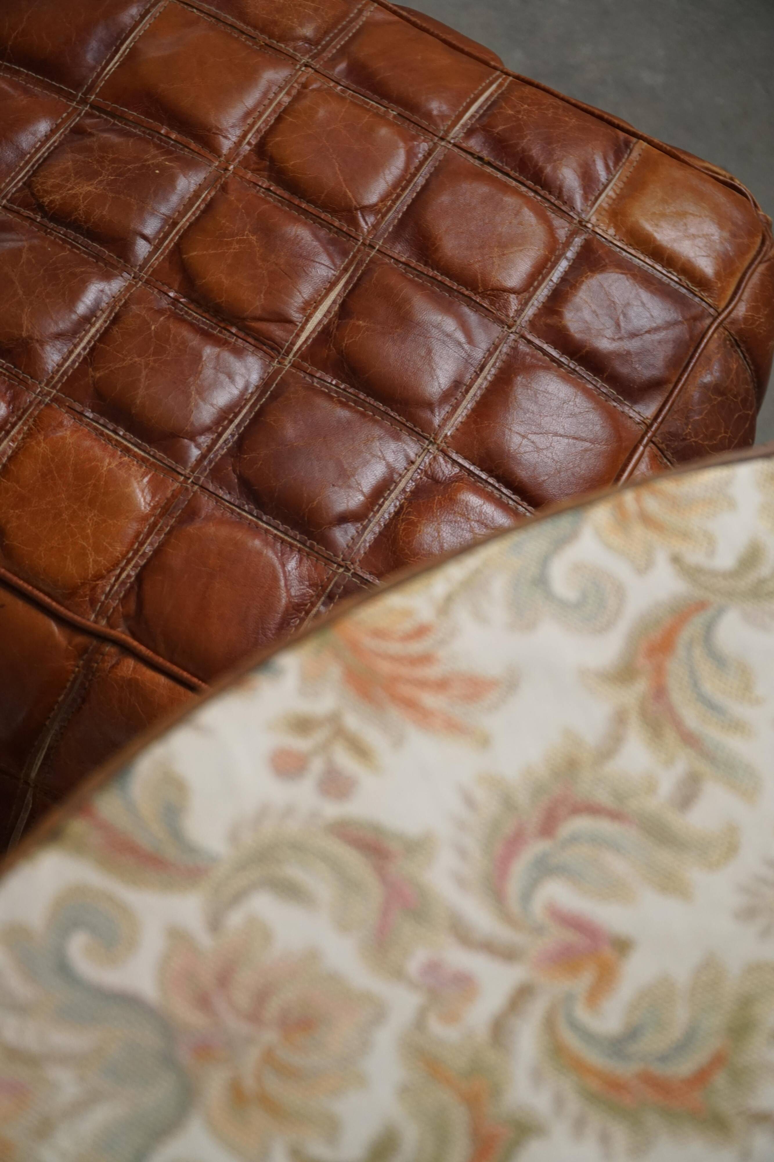 Mid-20th century pouf / ottoman cube in patinated brown leather, 1960s.