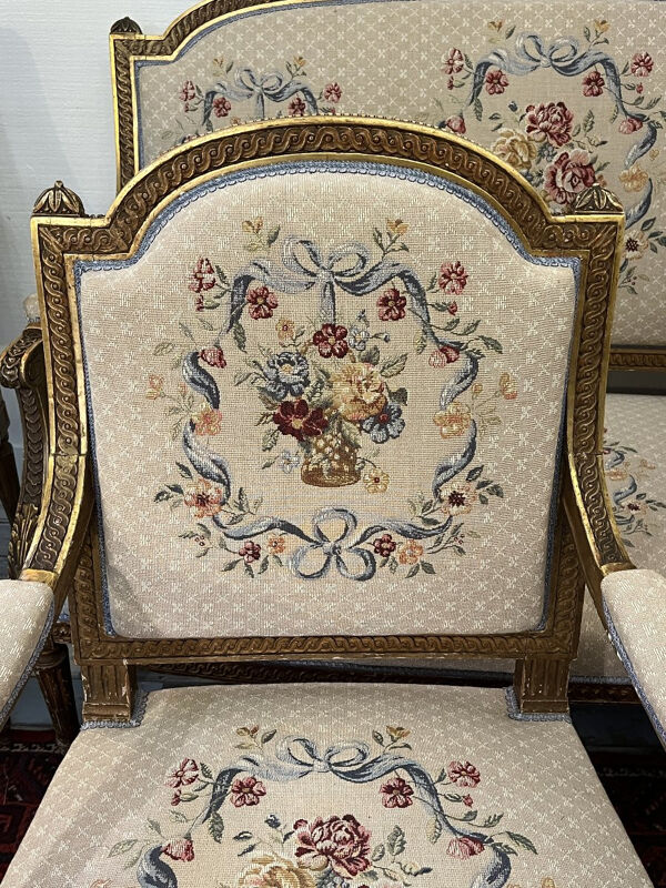 Salon de style Louis XVI bois doré et sculpté, banquette et 4 fauteuils, époque XIXe tapisserie