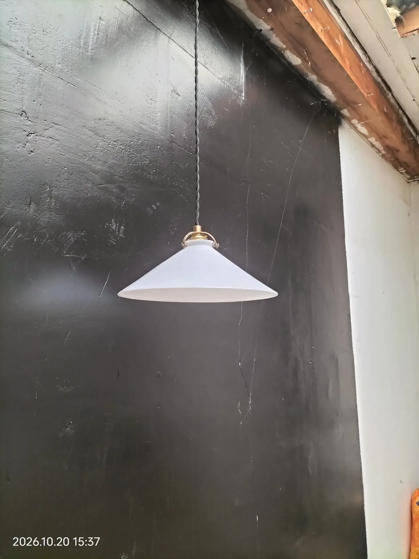 Opaline cone suspension