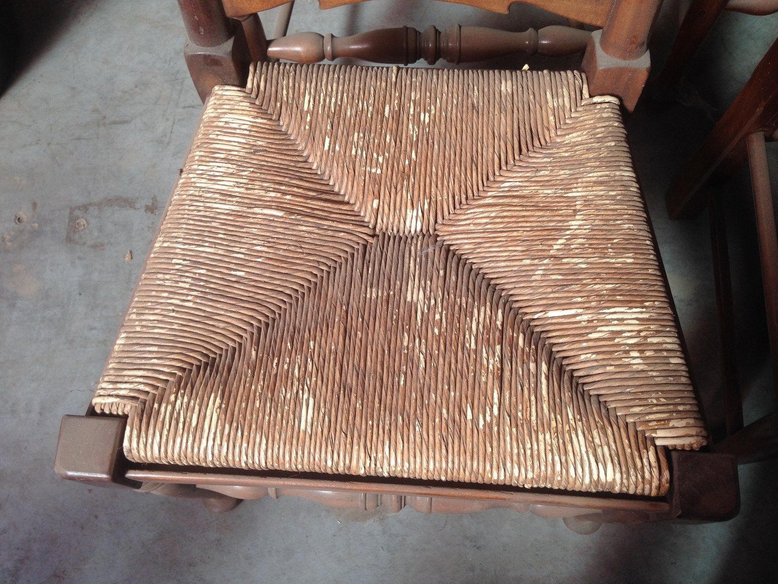 Ensemble de six chaises dossier à barreau