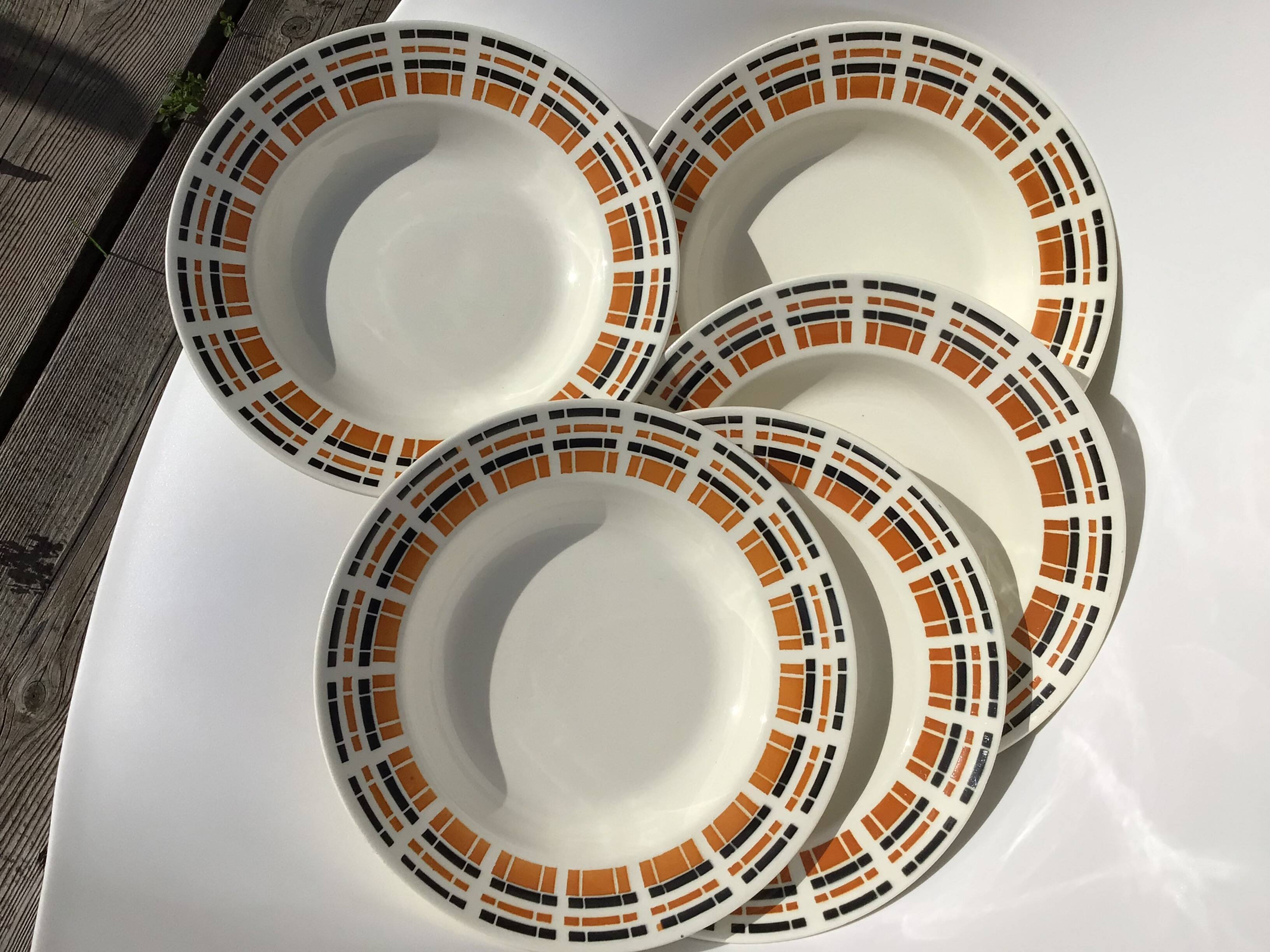 5 Badonviller red and black Scottish soup plates
