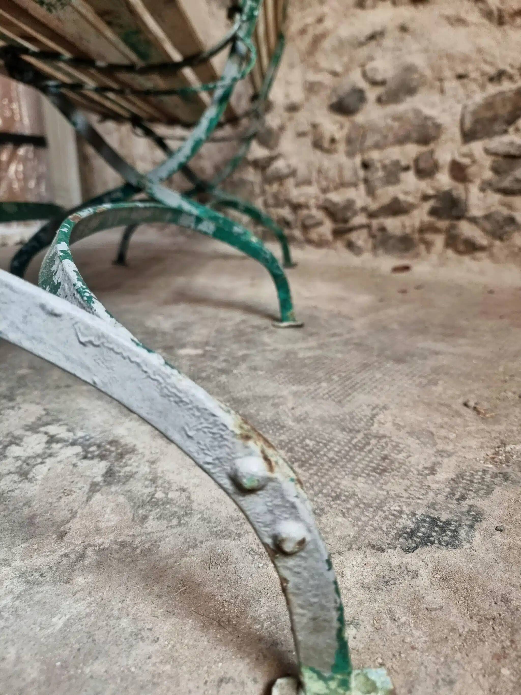 Banc de jardin pliant français ancien, pin et cadre en fer riveté