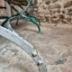 Banc de jardin pliant français ancien, pin et cadre en fer riveté
