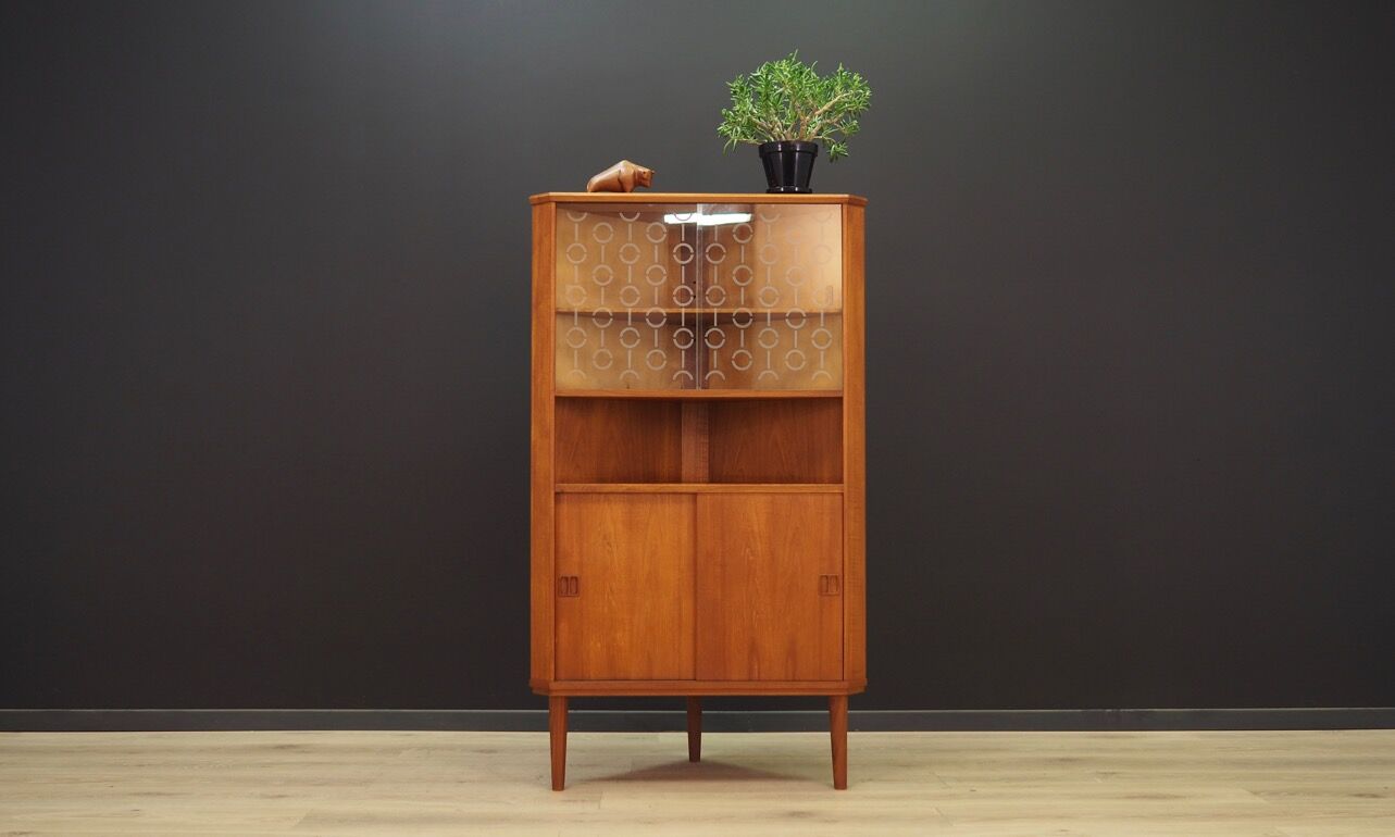 Corner cabinet in teak