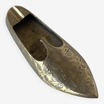 Indian brass ashtray with engraved floral decoration in the shape of a slipper