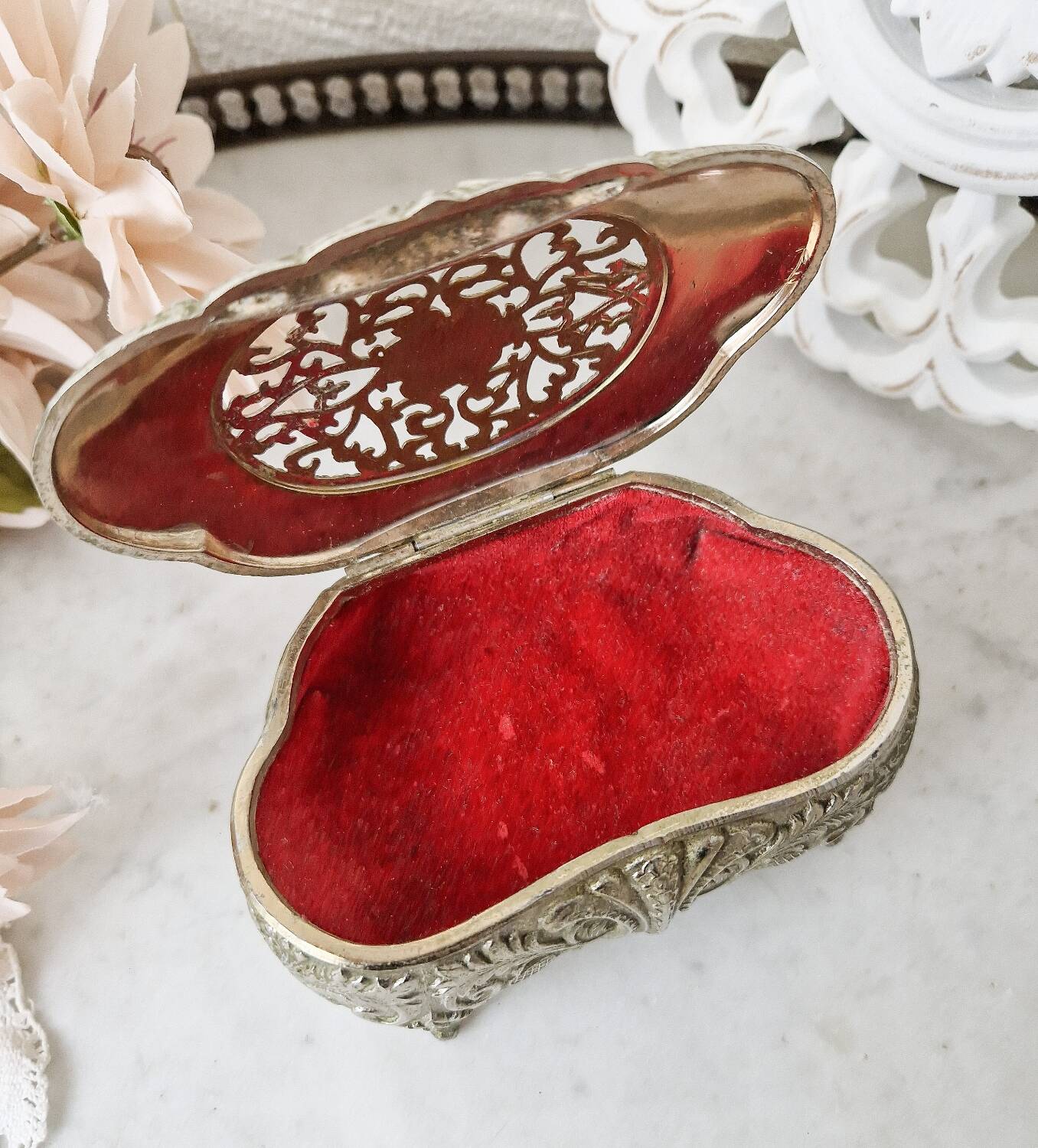 Vintage openwork silver metal jewelry box