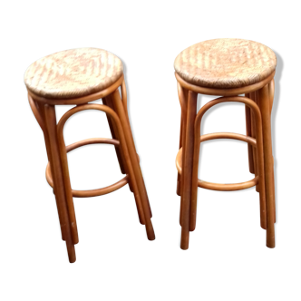 2 bar stools