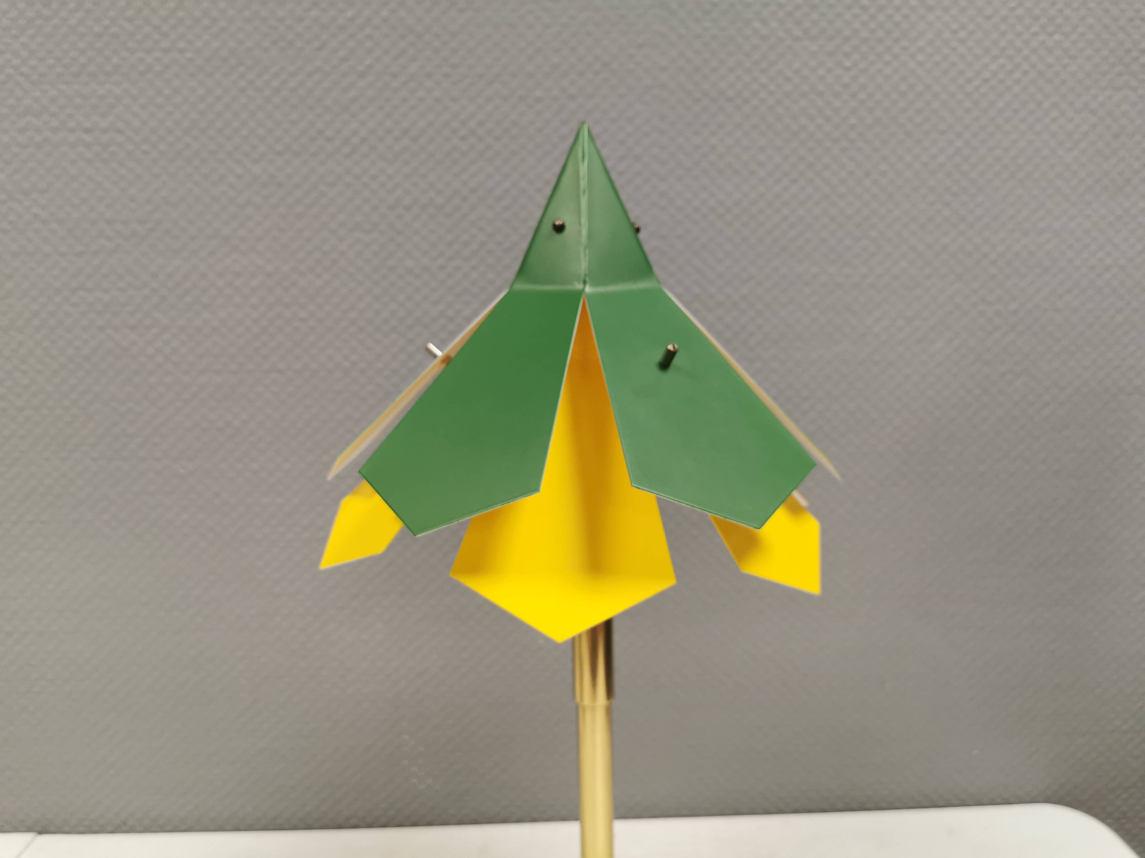 Lampe de table en laiton et métal, fabriquée à partir de pièces de design recyclées.