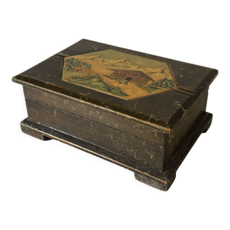 Ancienne boîte en bois, motif montagnard