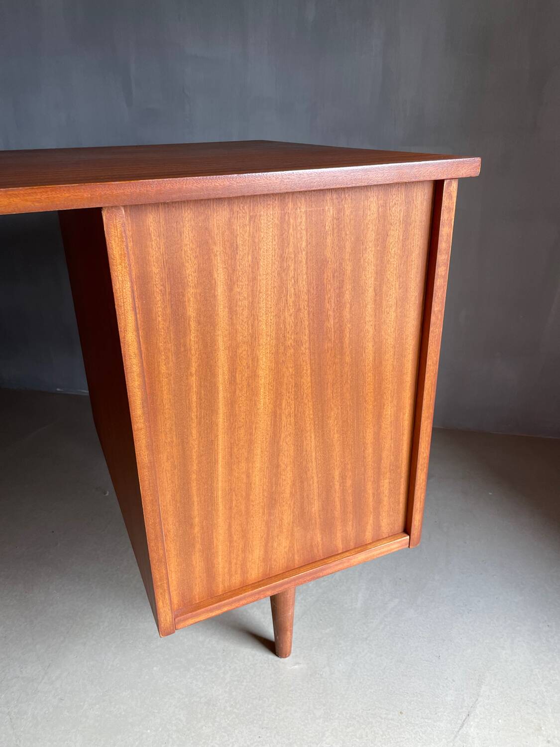 Desk 1970 - 3 drawers and tapered legs