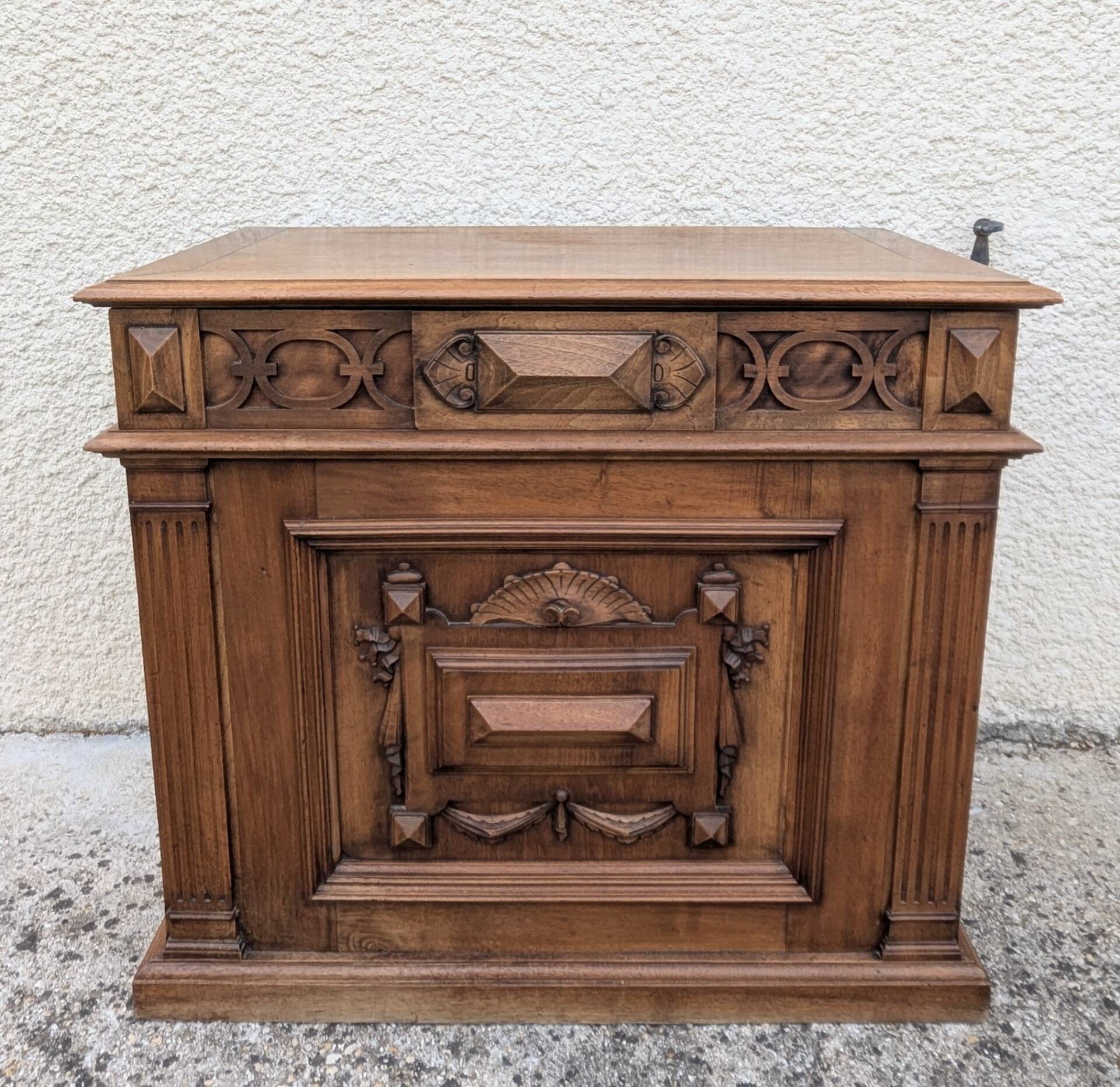 Coffre de rangement en noyer massif style Renaissance