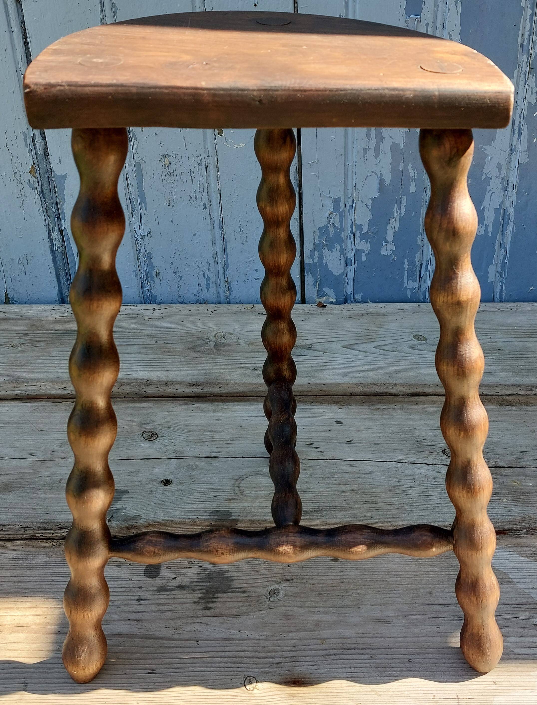 Tripod farm stool