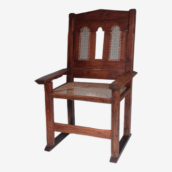 Ancienne chaise indienne en teck sculpté à la main dans les années 1940