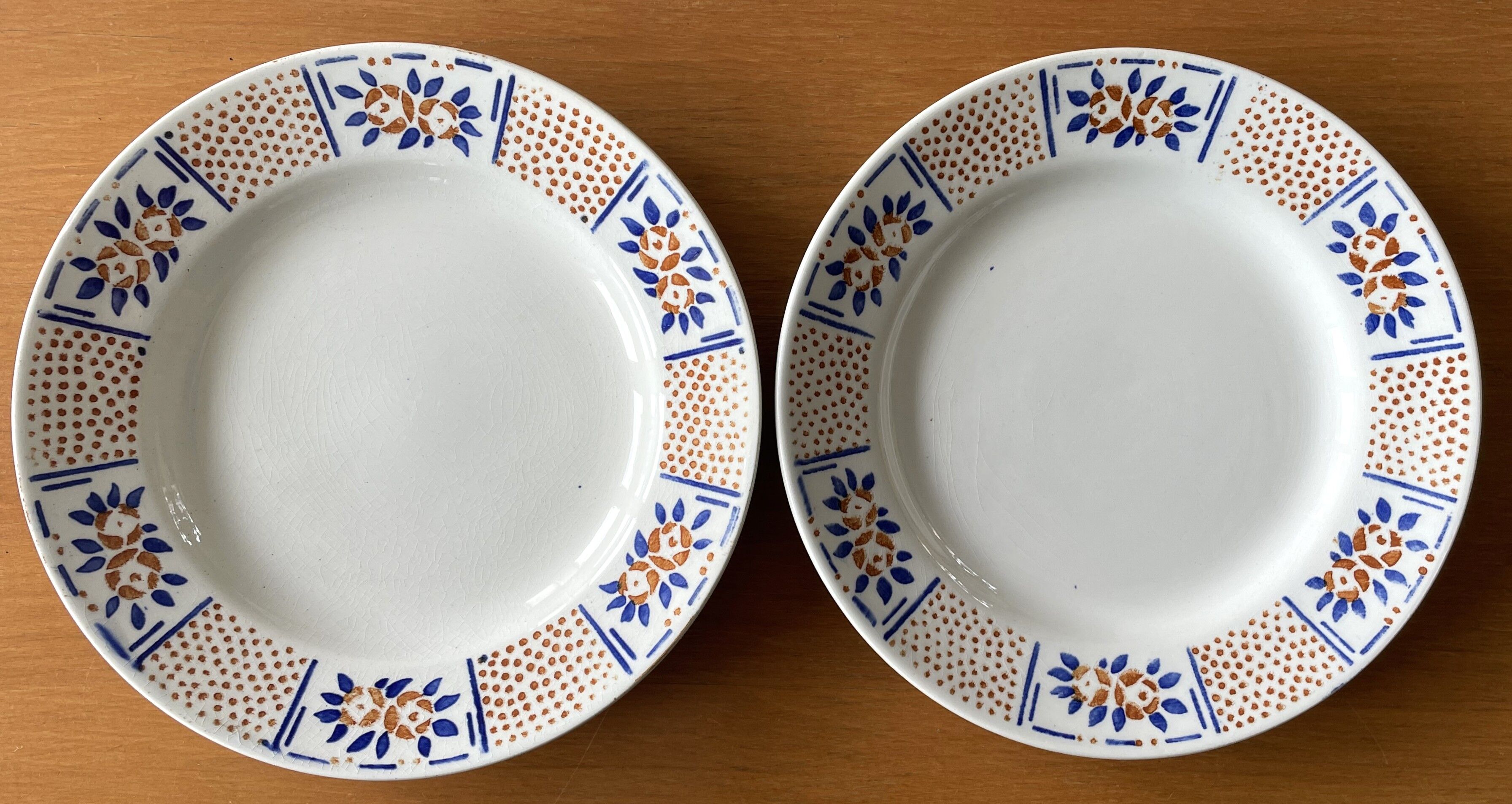 8 antique flat plates in Gien earthenware