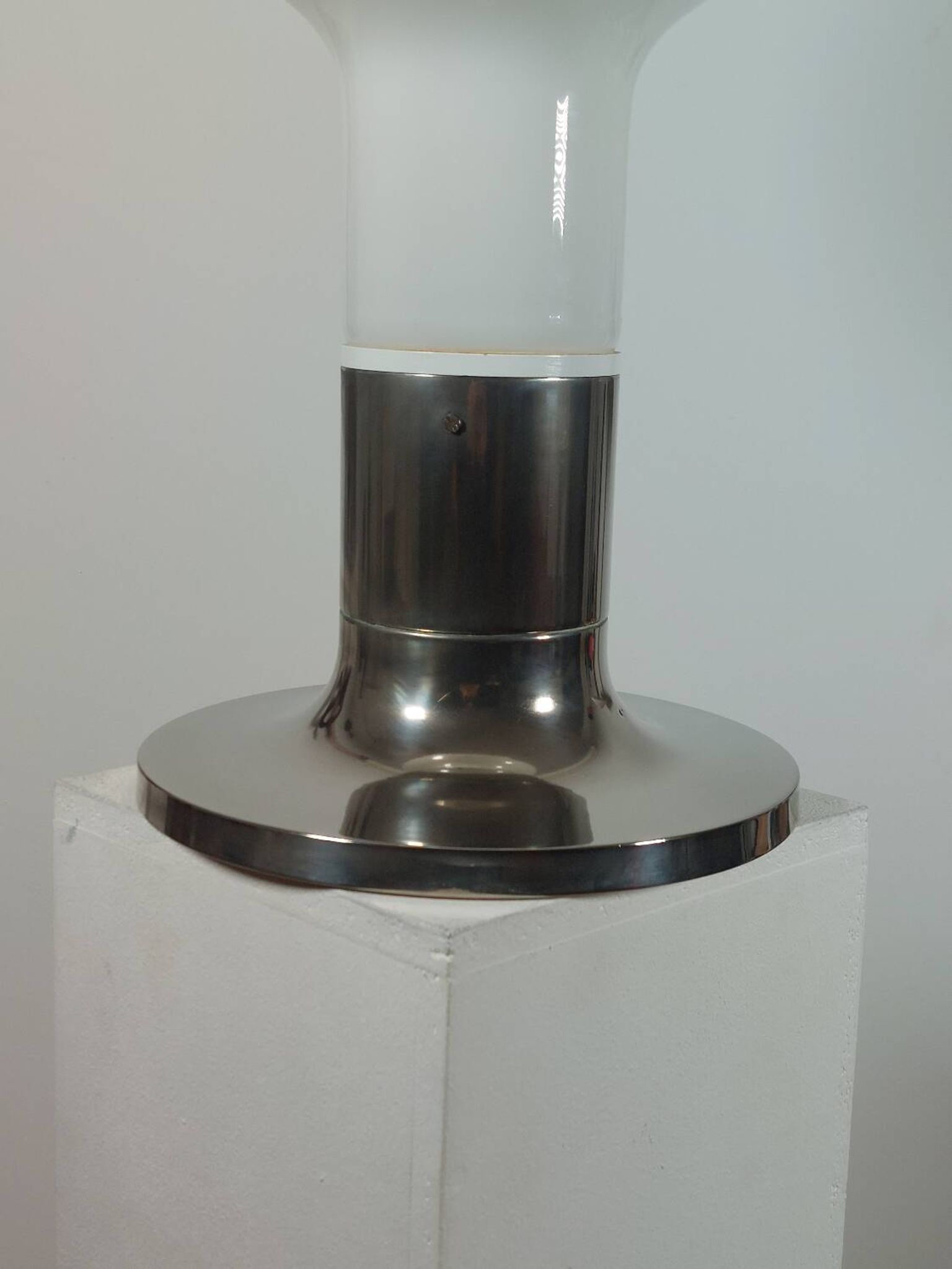 Lampadaire vintage style spatial, ampoule Temde, verre opale chromé.