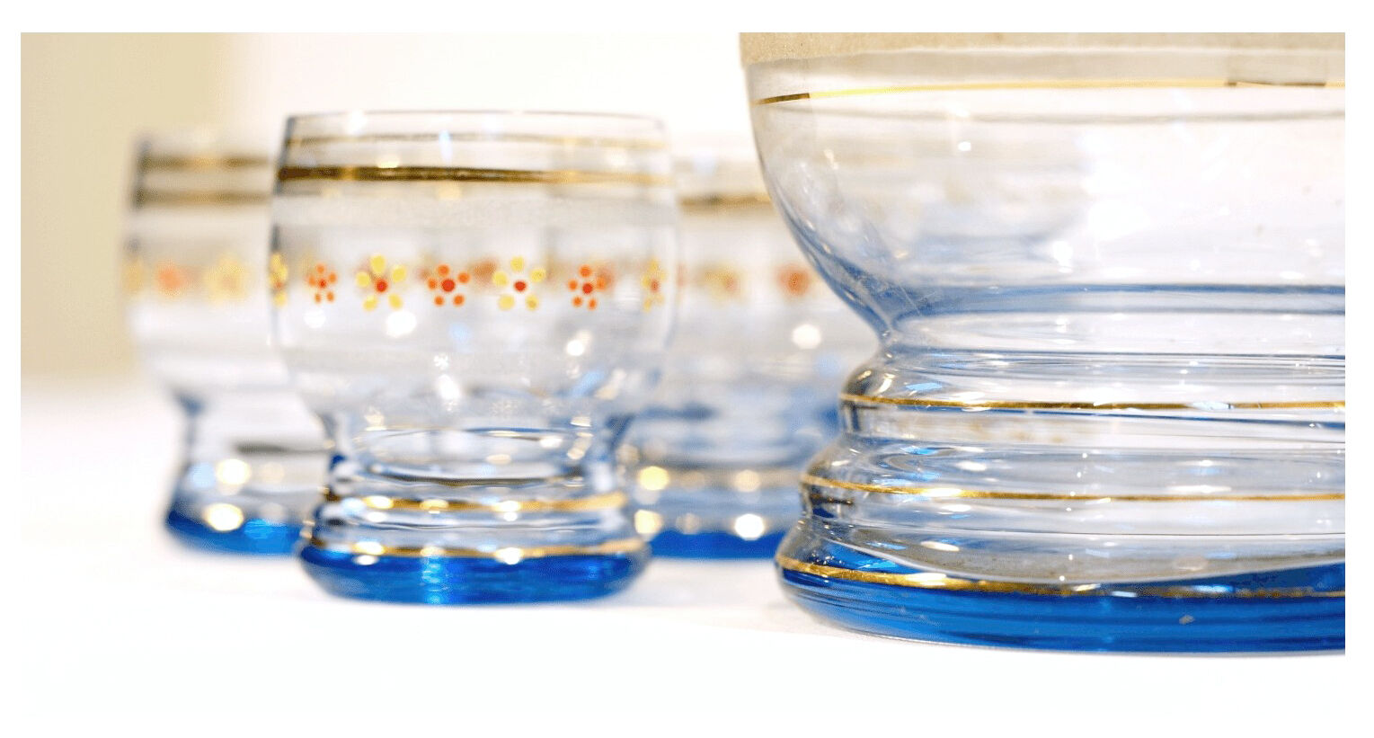 Carafe and 6 blue glasses