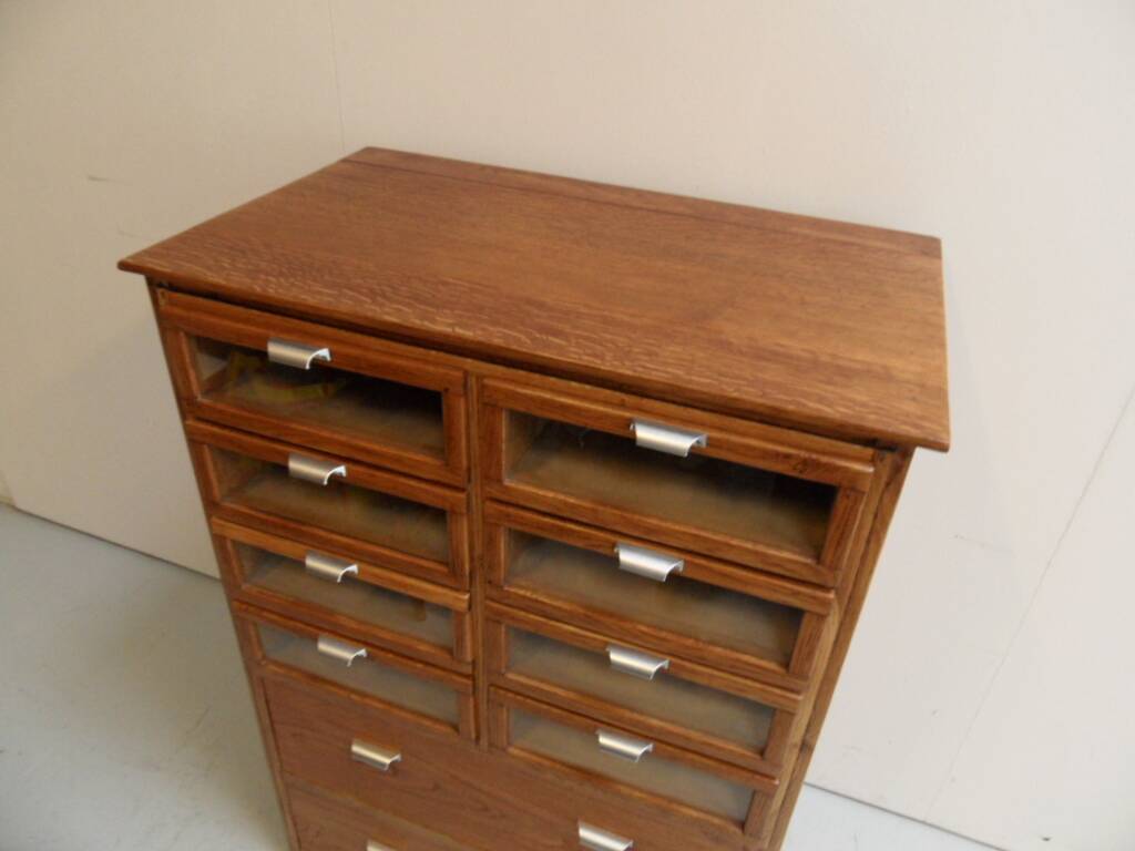 Vitrine vintage avec tiroirs