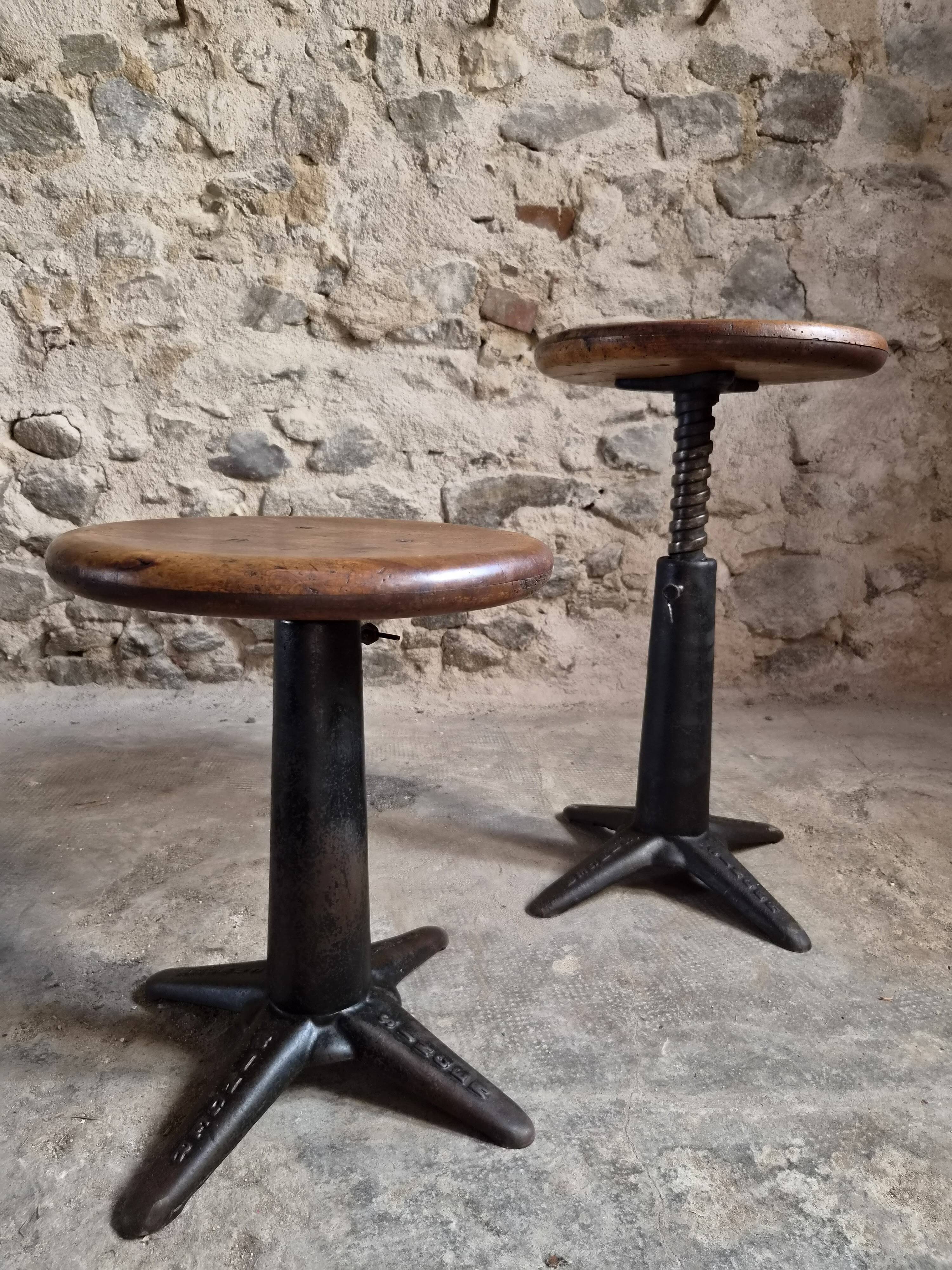 Ensemble de 6 tabourets industriels réglables Singer anciens, France, vers 1900–1930