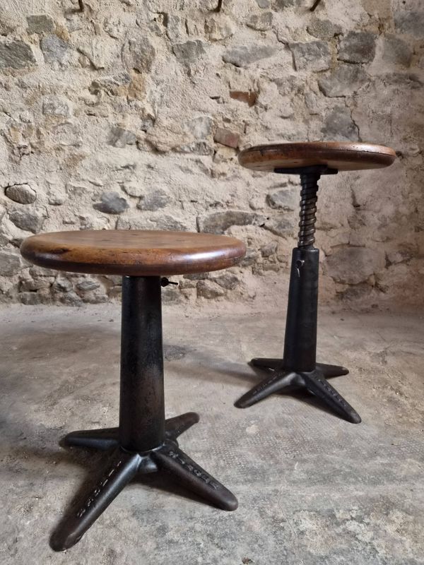 Ensemble de 6 tabourets industriels réglables Singer anciens, France, vers 1900–1930