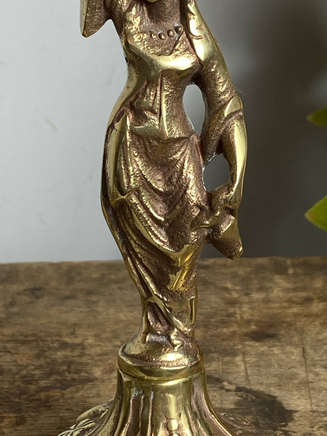 Paire de bougeoirs en bronze, porteuses d’eau