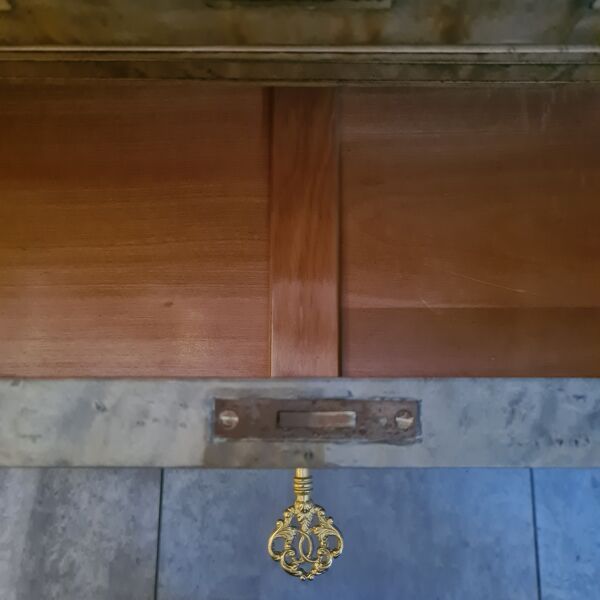 Commode de style en érable moucheté circa 1980