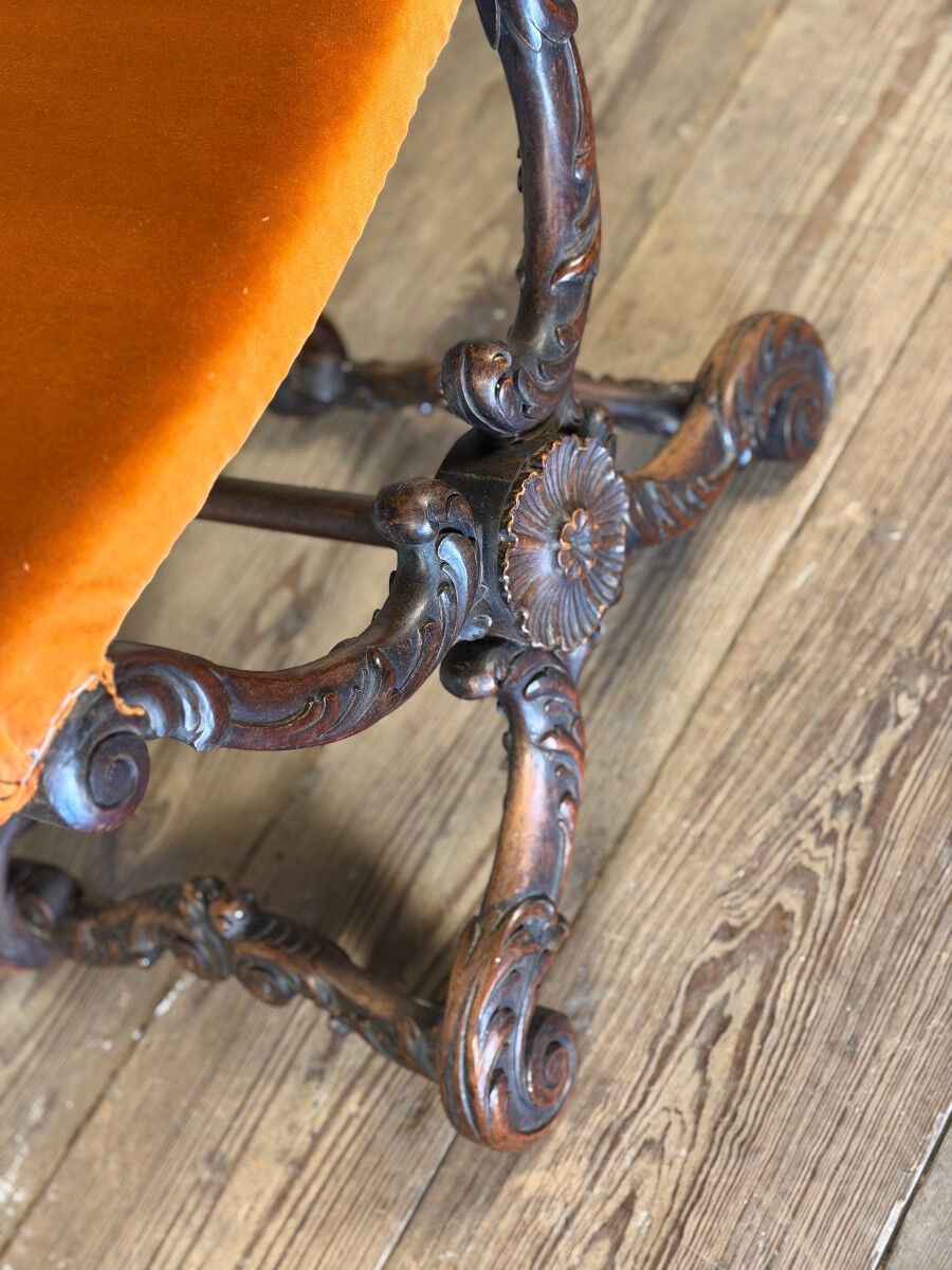 Tabouret en X, bois sculpté, XIXème siècle