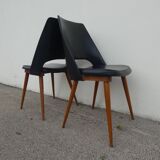 2 chaises en skaï noir pieds compas Louis Paolozzi