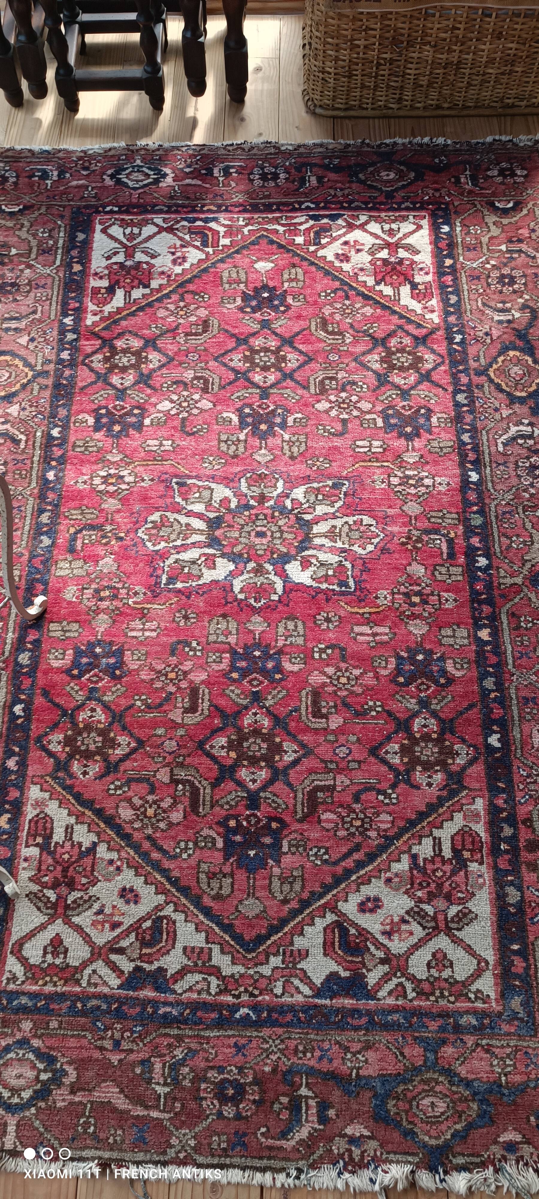 Tapis iranien vintage des années 1950. Travail artisanal, fait main.