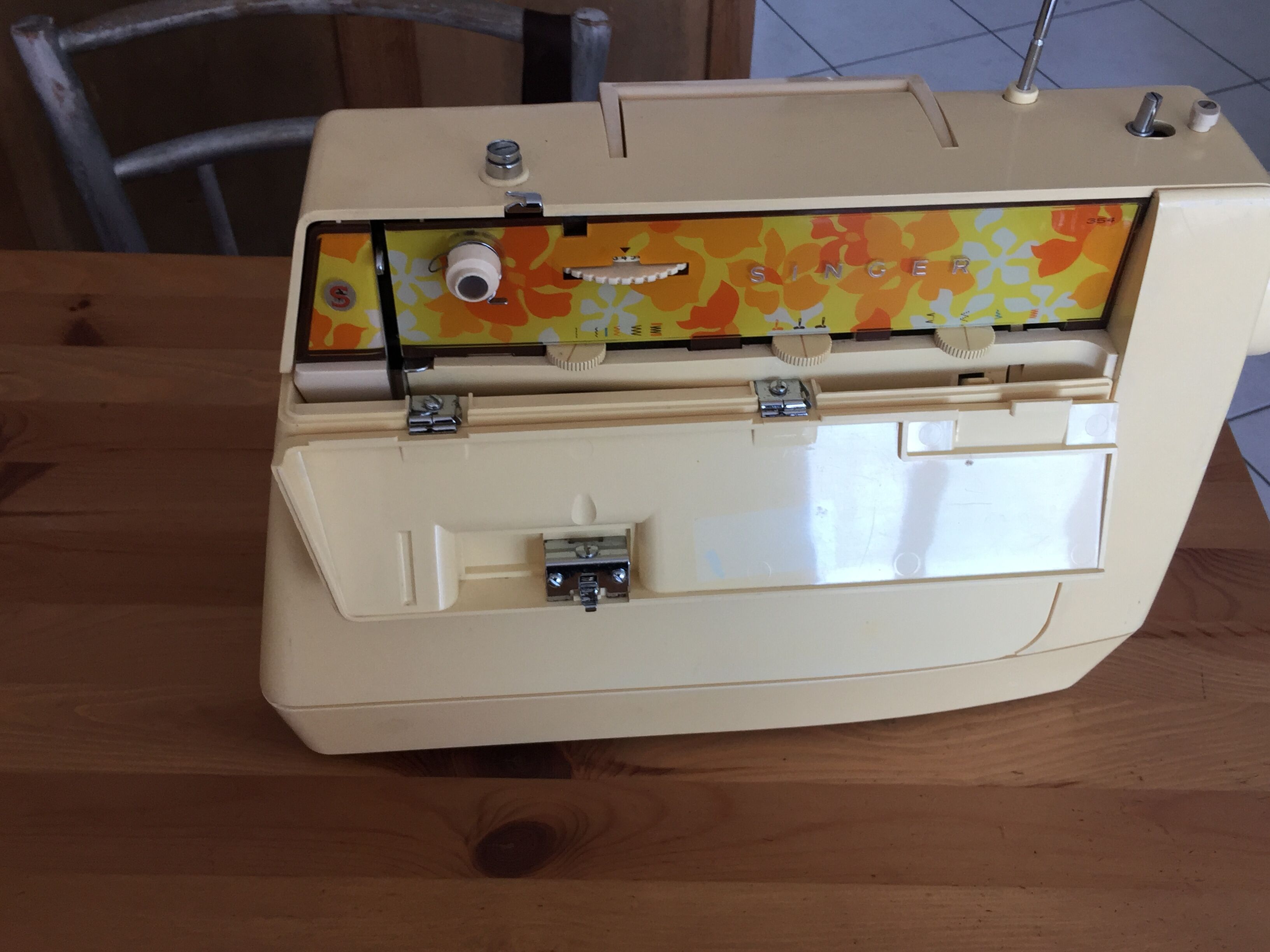Machine à coudre Singer Starlet 354 année 1975