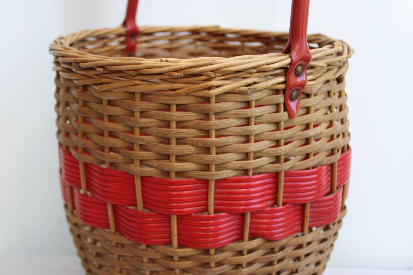 Wicker basket and scoubidou