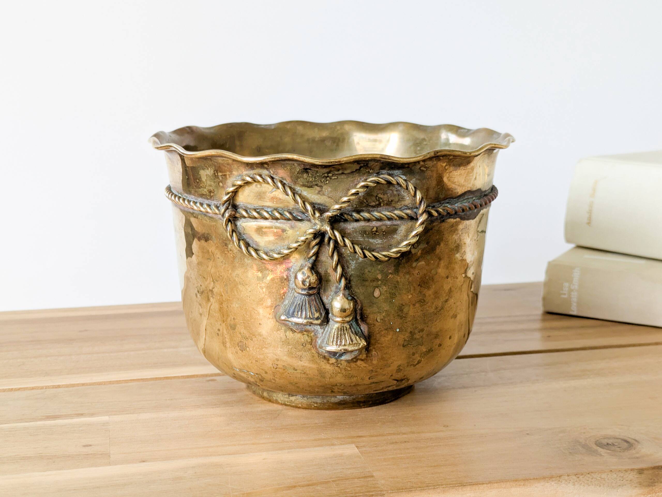 Cache-pot vintage en laiton bord ondulé corde nouée torsadée