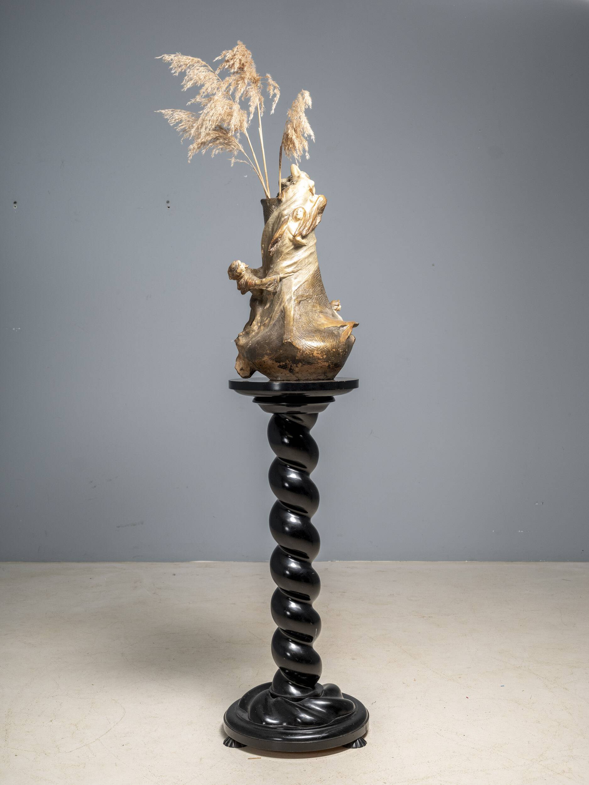 Pédestal floral inspiré du baroque, noyer, Europe centrale, années 1920