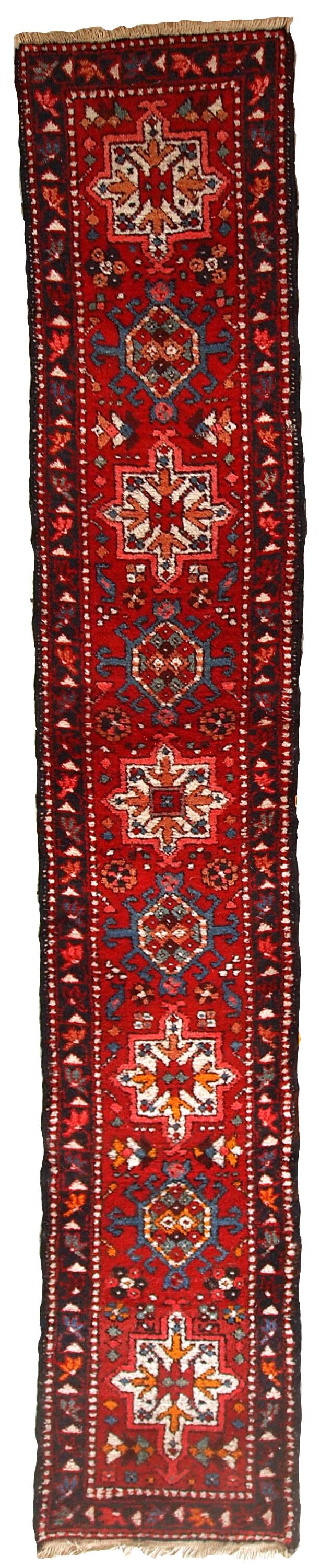 Tapis Couloir Vintage Karajeh du Moyen-Orient, Années 1960, Élégance et Aut