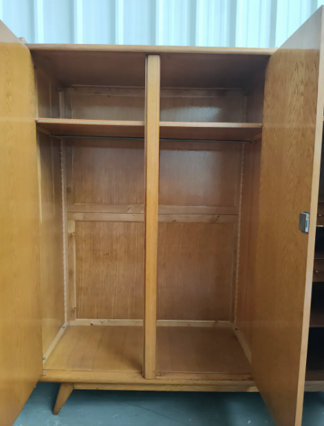 Armoire en chêne pieds compas