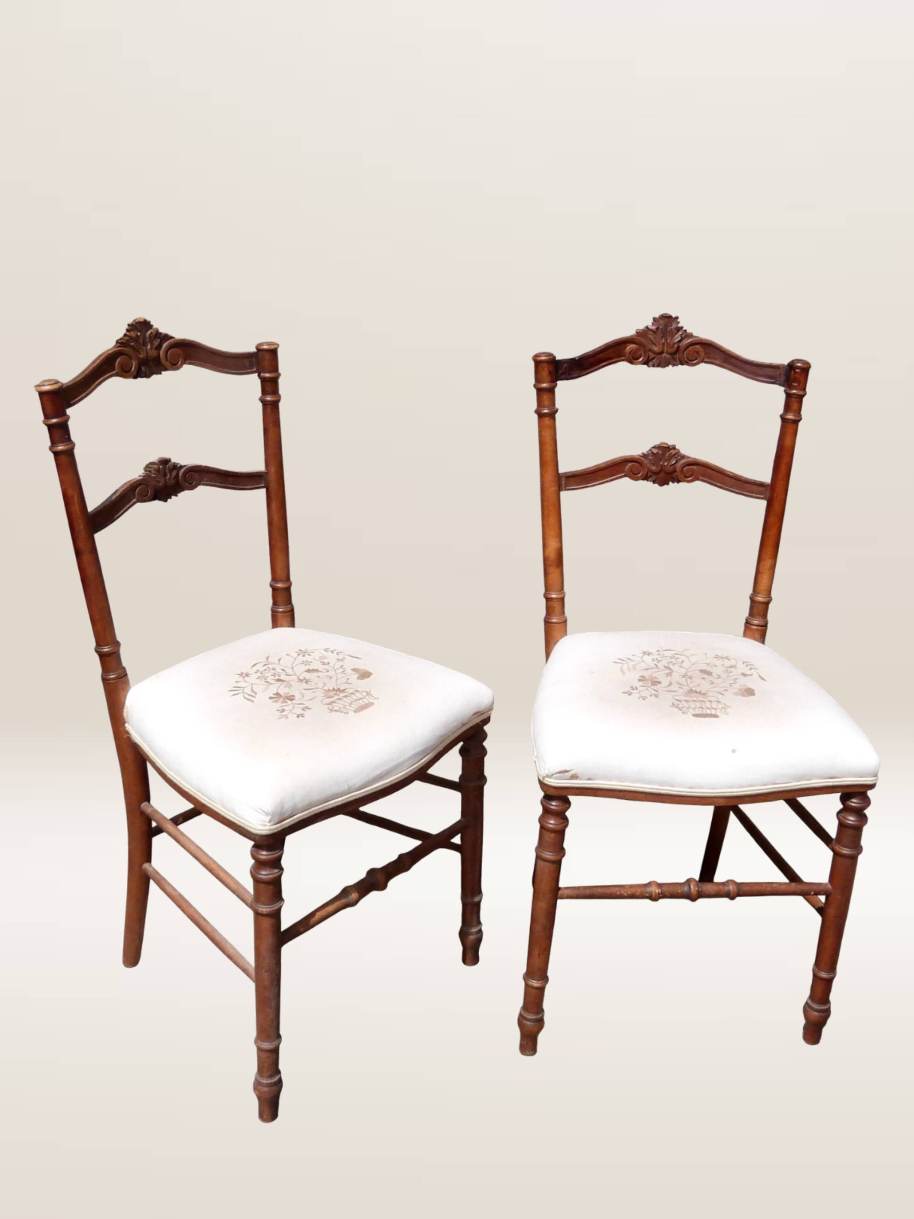 Paire de chaises volantes avec assise tapissée