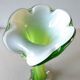 Vase corolle en verre soufflé double couche vert et blanc