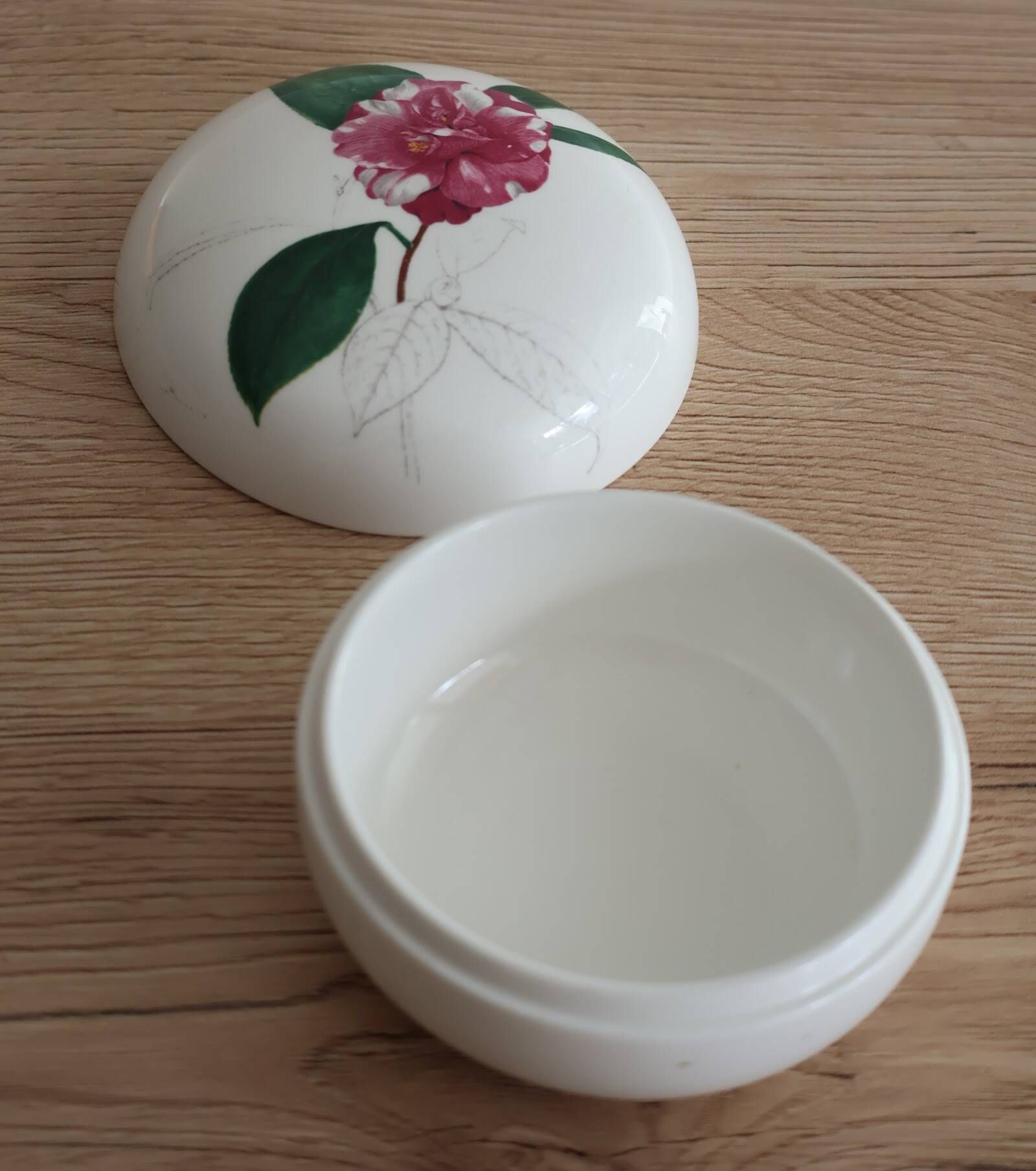 Villeroy & boch porcelain jewelry box model "camelia canduiflora"