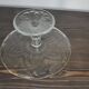 Présentoir à gâteaux antique en verre transparent, motif floral en relief, pied facetté (fin XIXe)