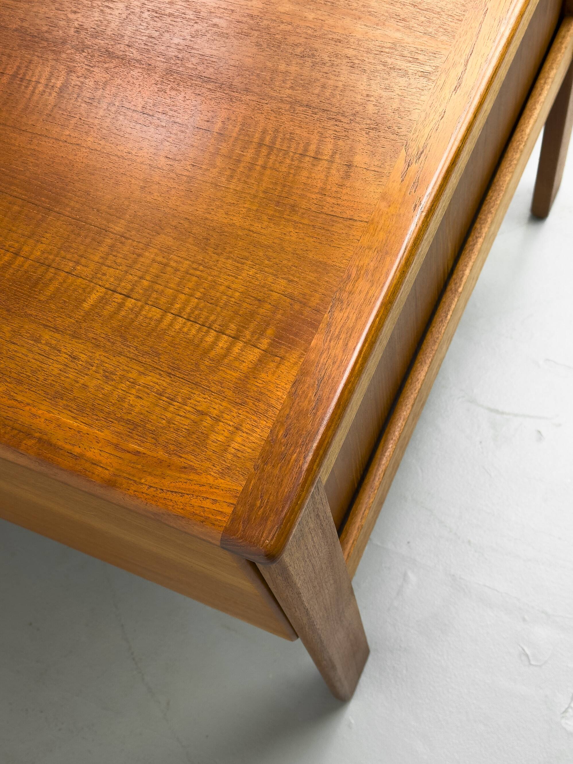 Bureau danois en teck avec porte et tiroirs par Bornholm, années 1970