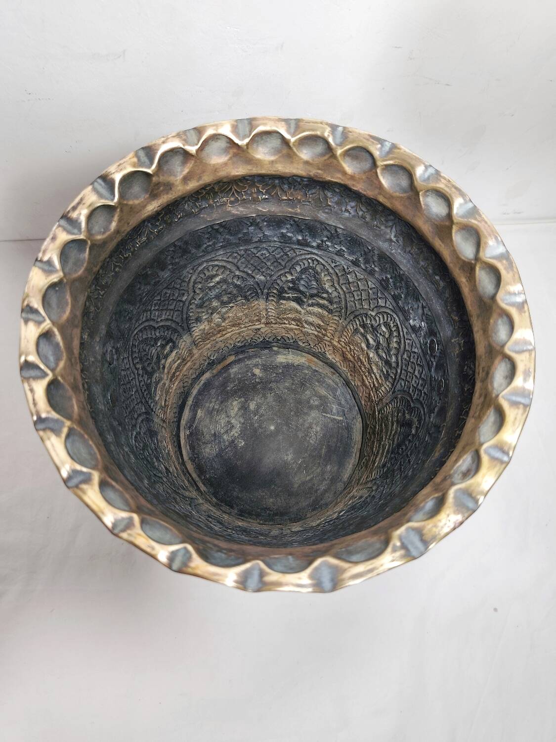 Macetero de bronce. España, 1980s.