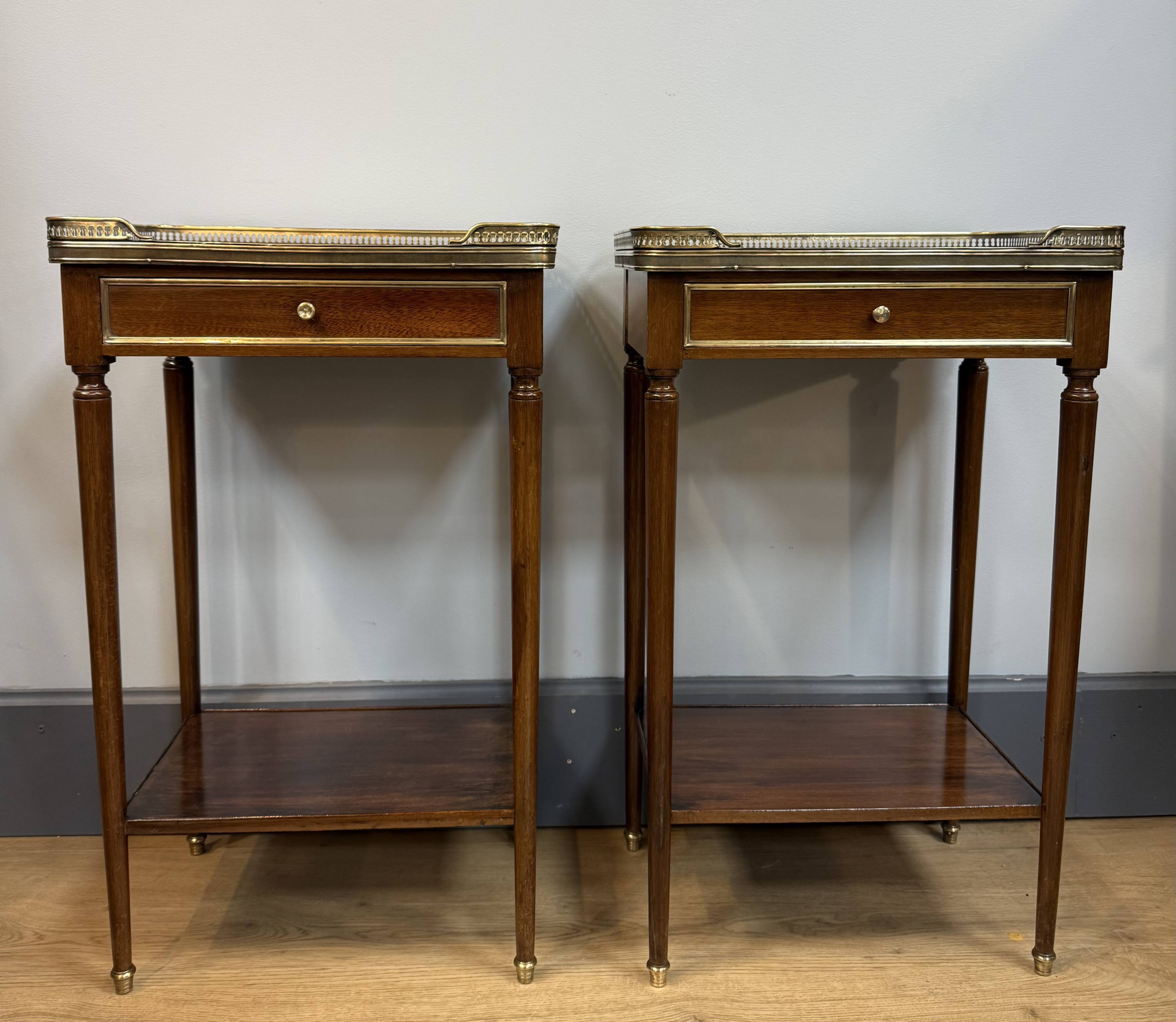 Paire de chevets style Louis XVI en acajou