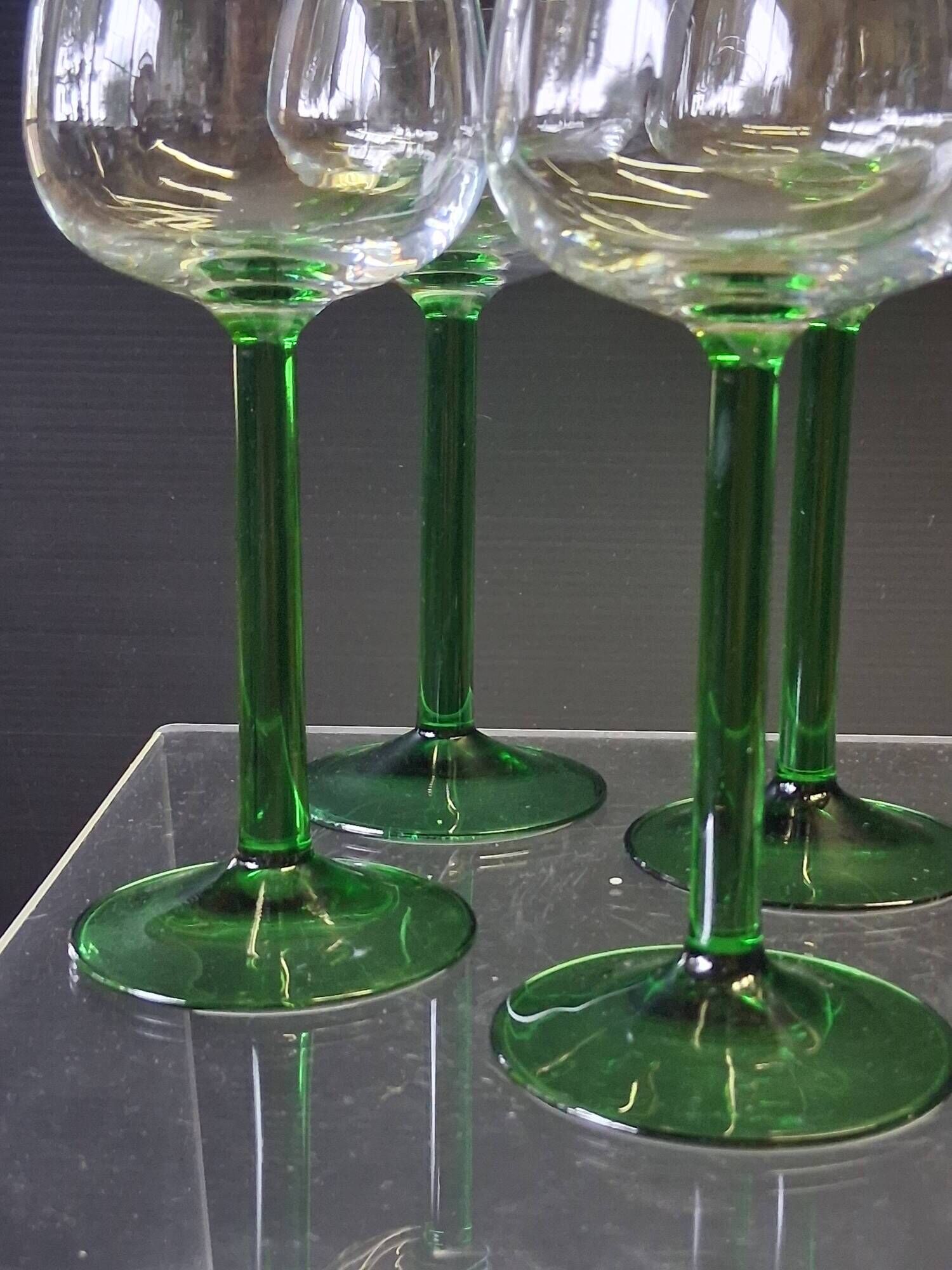 Set of 6 stemmed glasses from Arcoroc in very good condition.