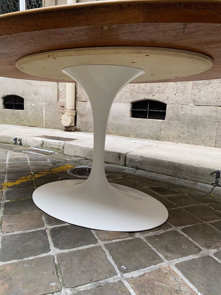 Eero Saarinen's oval tulip table for Knoll