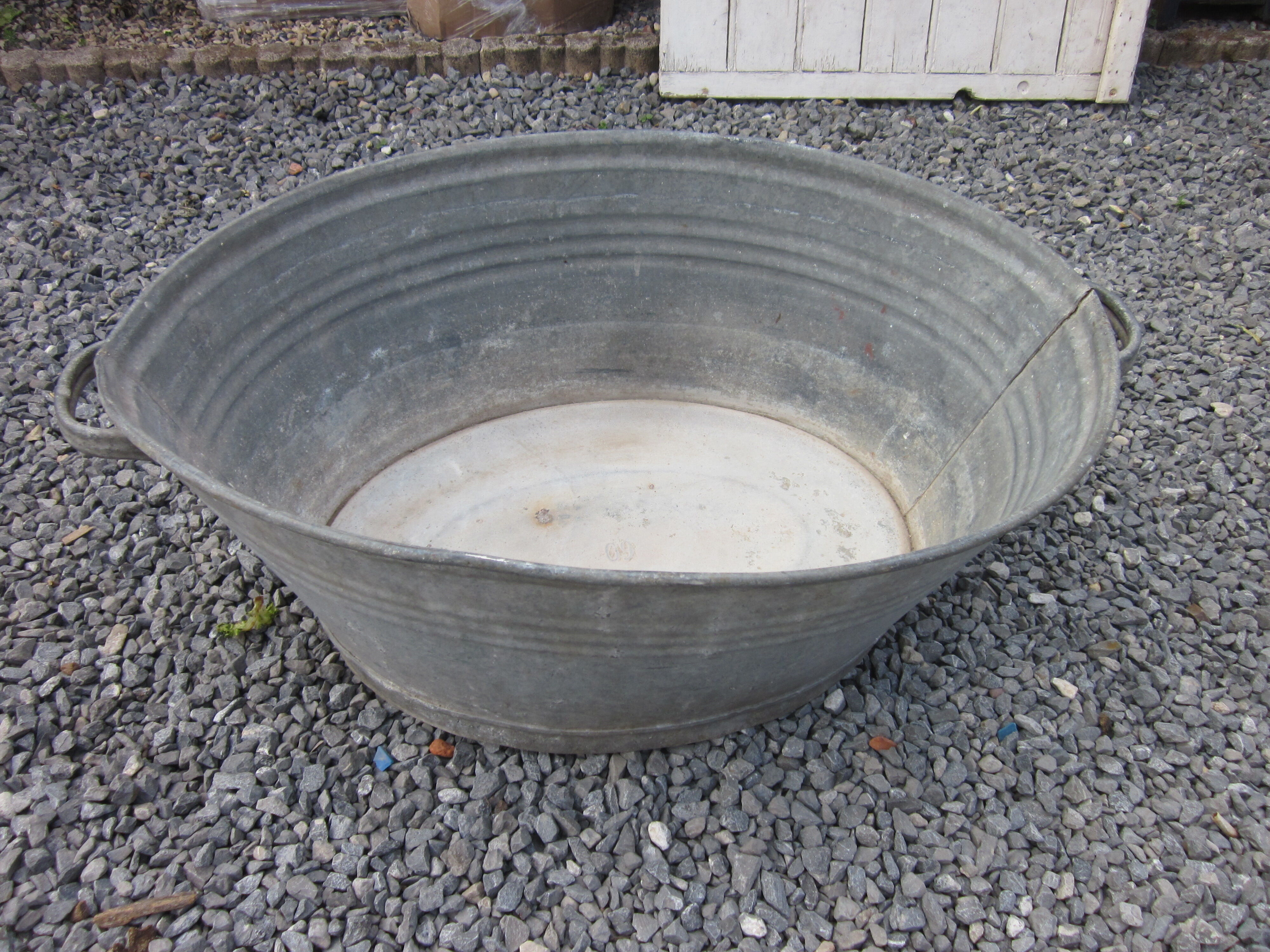 Zinc oval basin