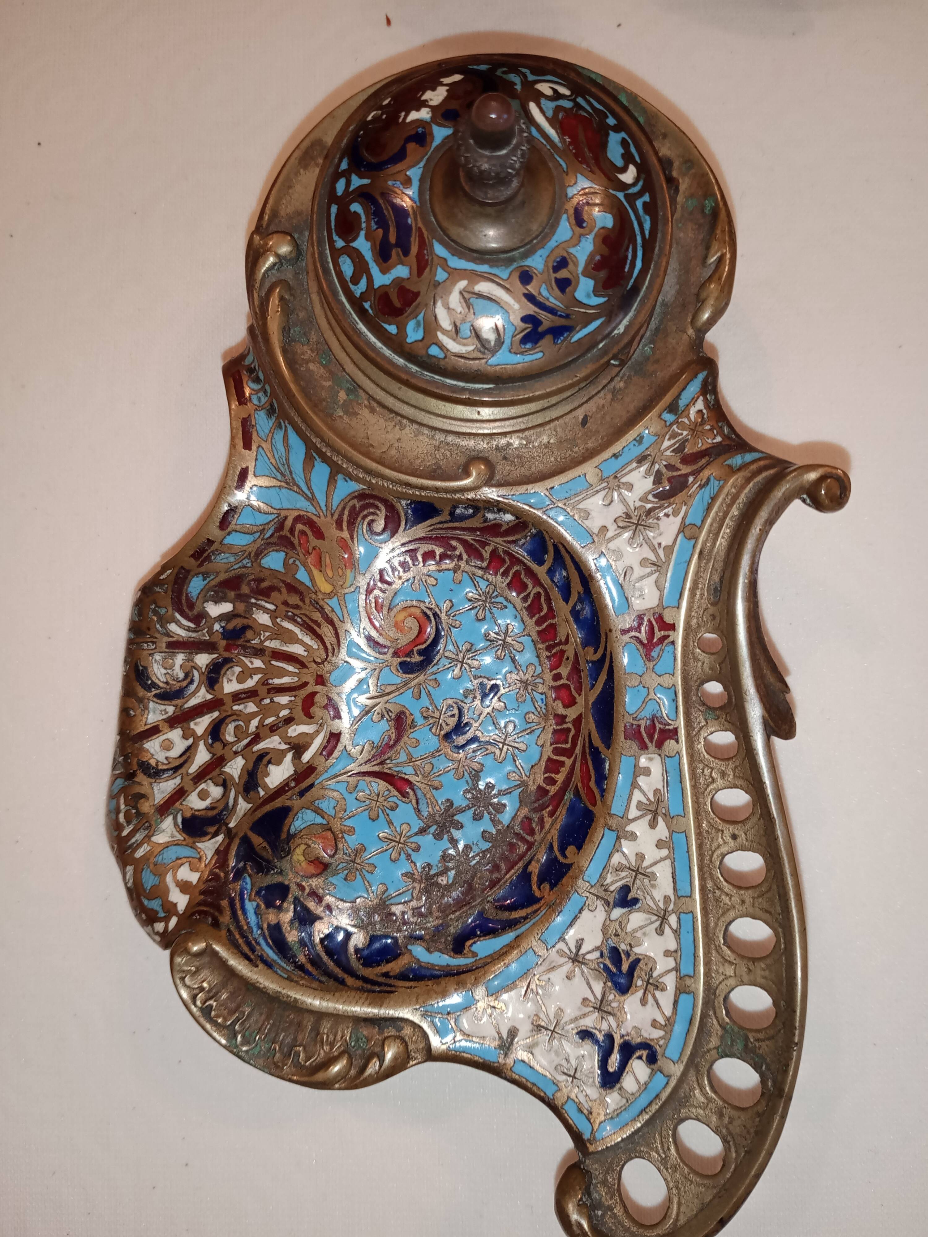 Bronze desk needs partitioned