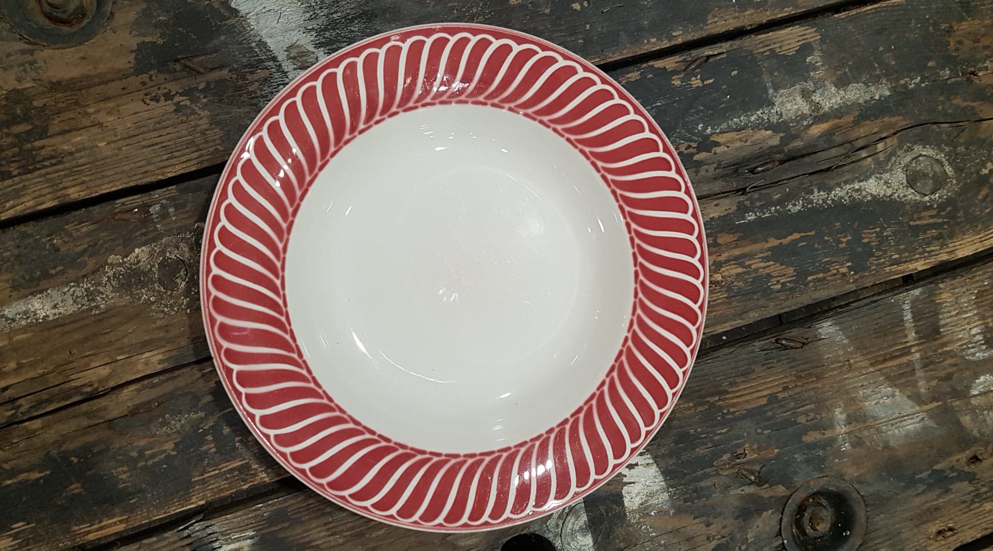 Plate Digoin Sarreguemines model Jacquot red